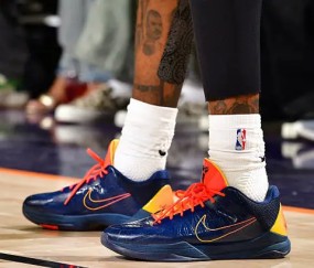 leyu集团-格林穿着Kobe5，得到26分5篮板6助攻1抢断