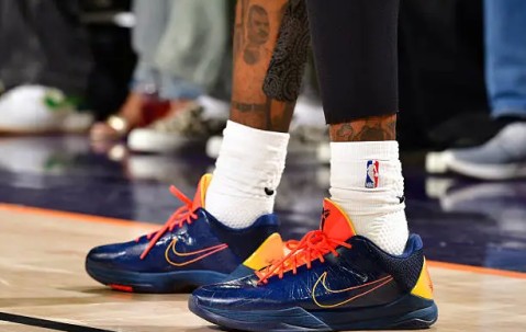 leyu集团-格林穿着Kobe5，得到26分5篮板6助攻1抢断