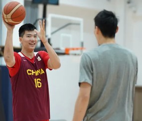 leyu公司-焦泊乔国家队热身赛半场4中3得到7分，今年季后赛一共得3分